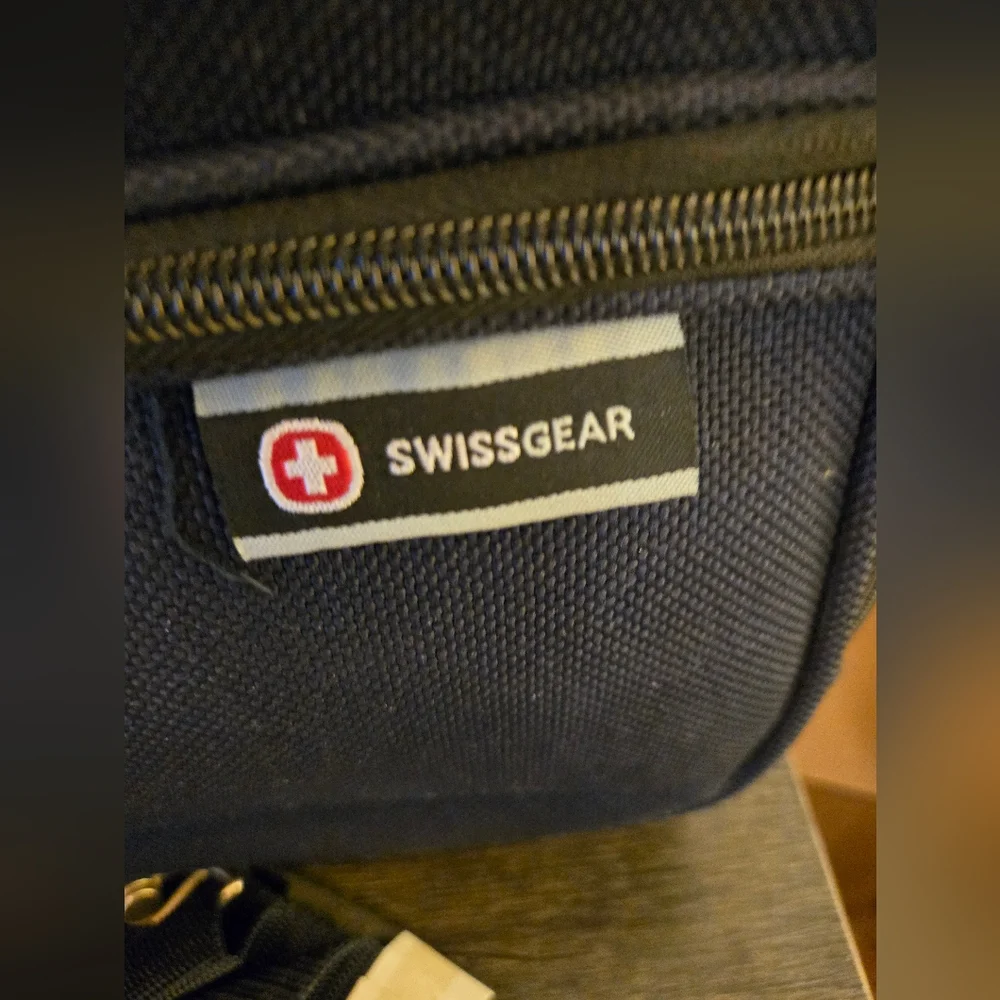 New Swissgear navy small travel or gym bag - Picture 4 of 7